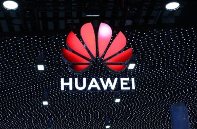 Президент США Джо Байден ужесточает ограничения в отношении Huawei и ZTE